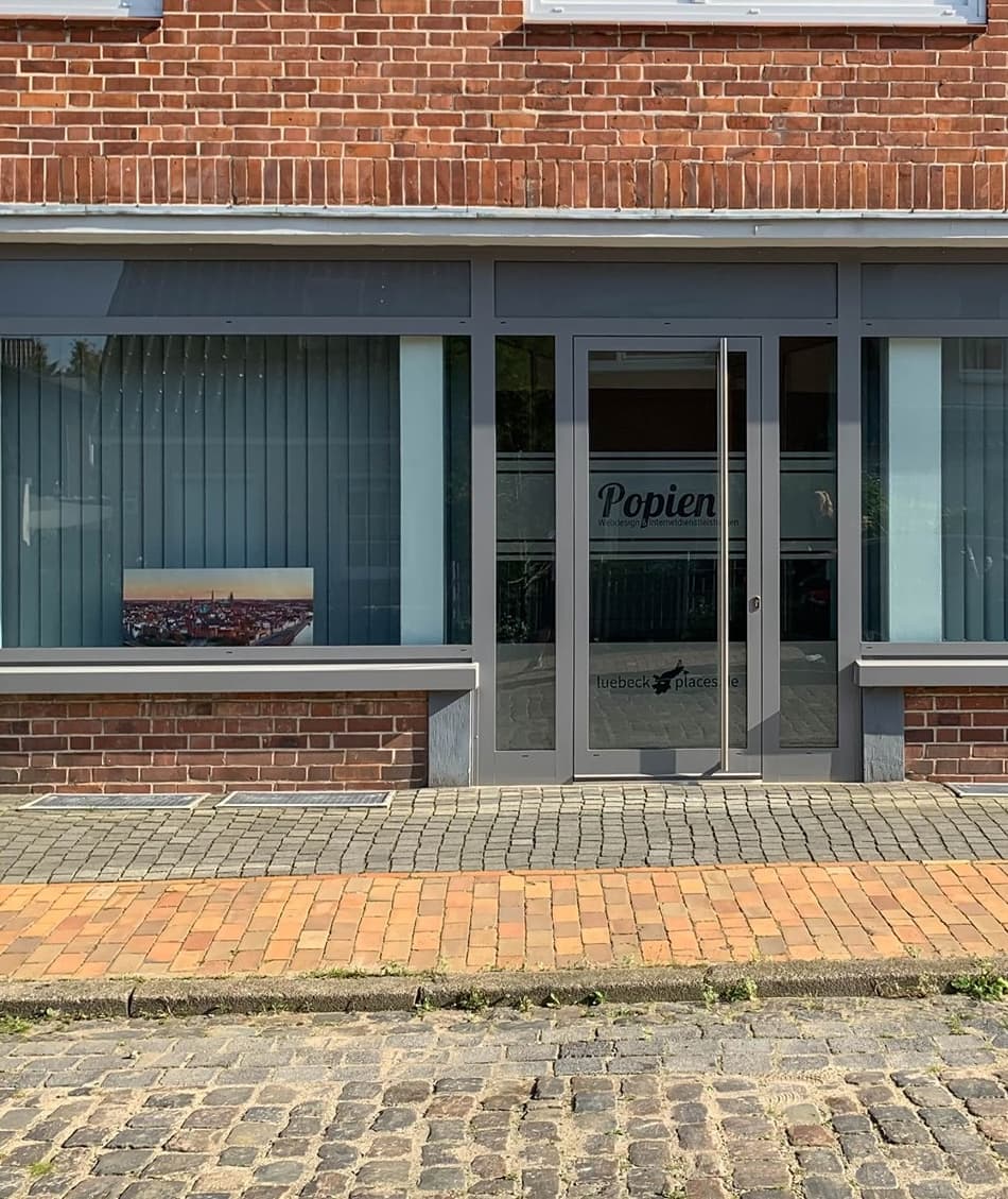 Büro Popien Internetdienstleistungen in der Dornestraße, Lübeck – Schaufenster und Eingang mit Firmenschriftzug